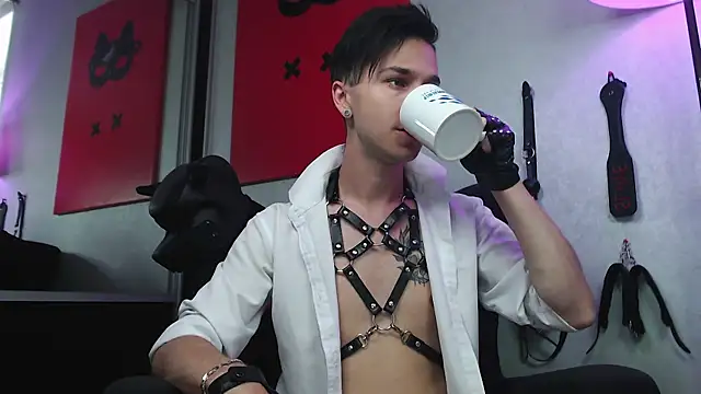 Joseph  Quinn online show from February 18, 8:27 am