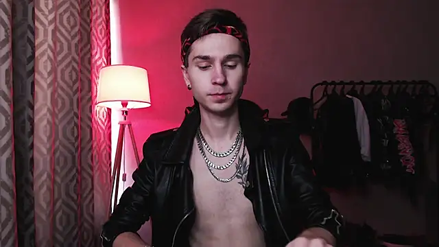 Joseph  Quinn online show from October 10, 5:34 am