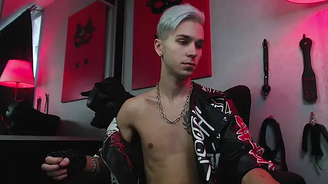 Joseph  Quinn online show from December 11, 8:59 am