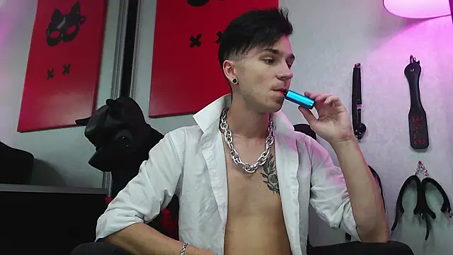 Joseph  Quinn online show from March 18, 8:06 am