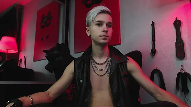 Joseph  Quinn online show from December 6, 3:00 pm