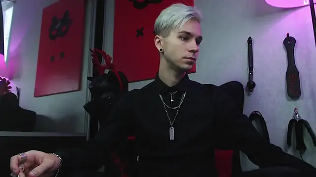 Joseph  Quinn online show from December 18, 7:58 am