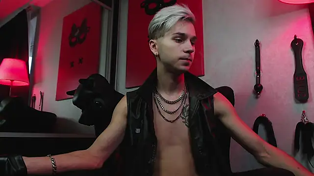 Joseph  Quinn online show from December 2, 11:32 am