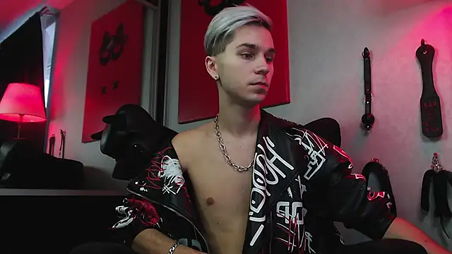 Joseph  Quinn online show from December 5, 9:06 am