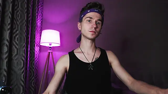 Joseph  Quinn online show from October 7, 2:32 pm