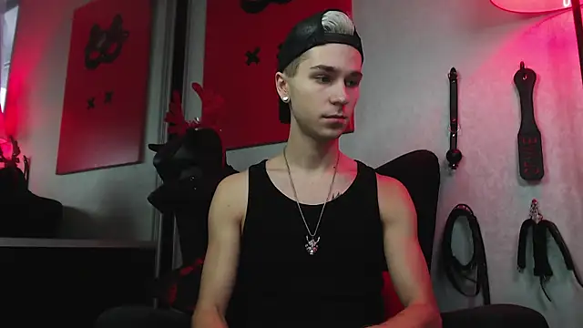 Joseph  Quinn online show from December 20, 8:38 am