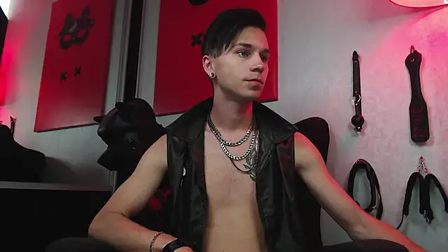 Joseph  Quinn online show from February 21, 7:55 am