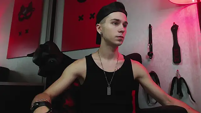 Joseph  Quinn online show from January 28, 9:19 am