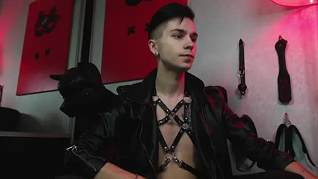 Joseph  Quinn online show from January 30, 10:29 am