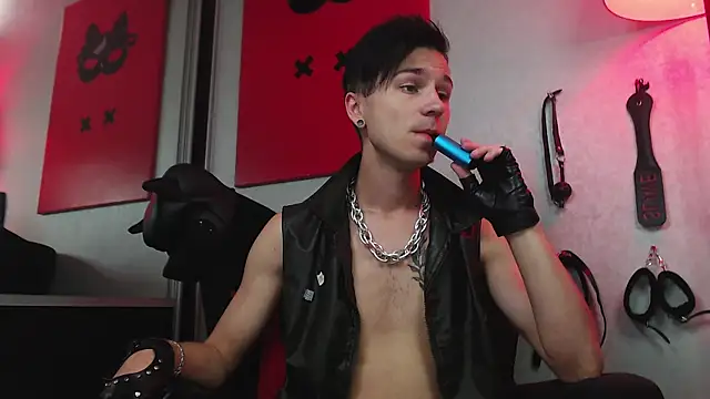 Joseph  Quinn online show from February 26, 8:48 am