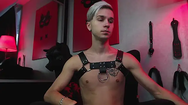 Joseph  Quinn online show from December 7, 7:38 am