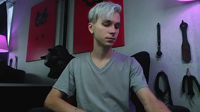 Joseph  Quinn online show from December 15, 11:23 am