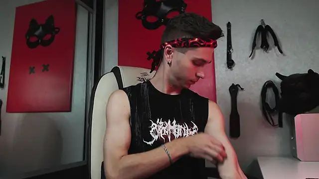 Joseph  Quinn online show from September 19, 8:48 am