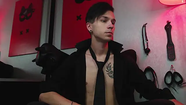 Joseph  Quinn online show from February 27, 8:06 am