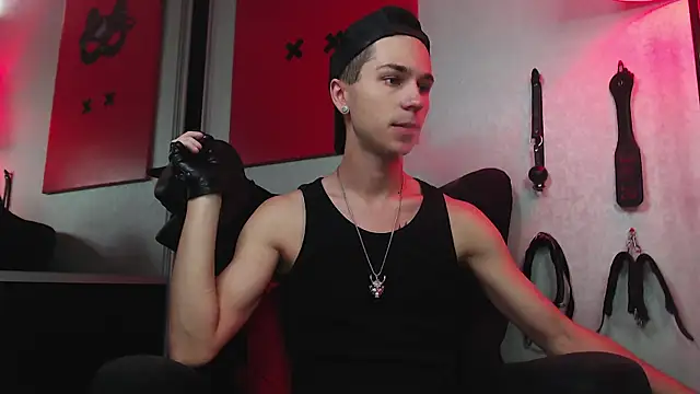 Joseph  Quinn online show from February 22, 8:07 am