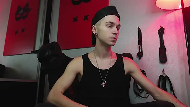 Joseph  Quinn online show from January 22, 9:02 am