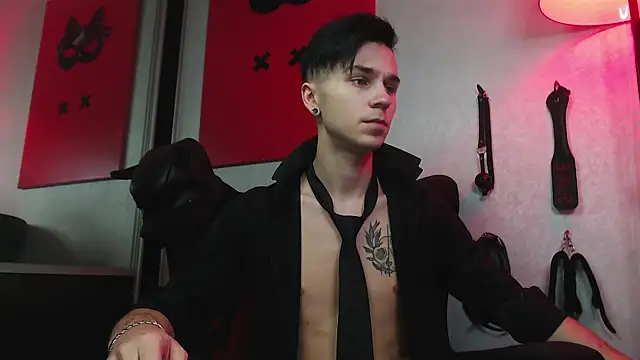 Joseph  Quinn online show from January 23, 8:36 am