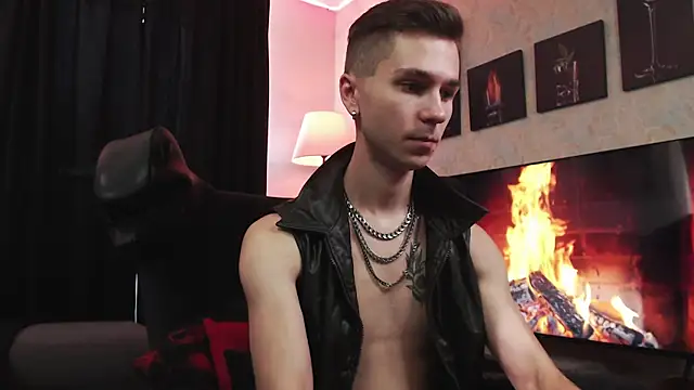 Joseph  Quinn online show from September 10, 8:24 am