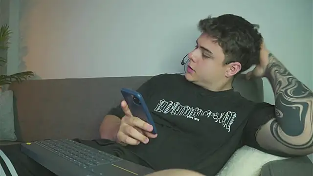 Snapshot of odin_blake chatting on December 29, 1:56 am odin blake online show from December 29, 1:56 am