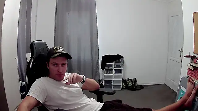 Snapshot of PKrisztian chatting on October 8, 7:24 am PKrisztian online show from October 8, 7:24 am