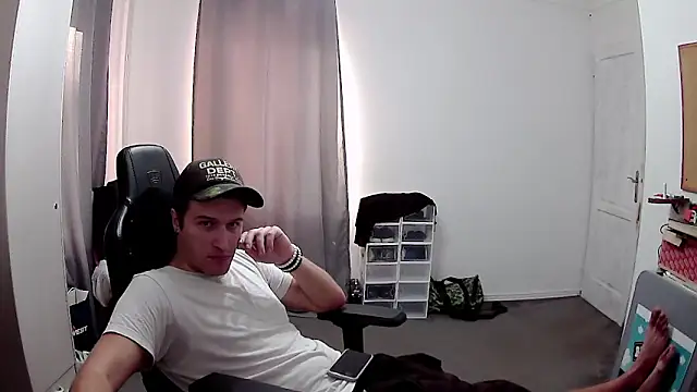 Snapshot of PKrisztian chatting on October 9, 2:55 pm PKrisztian online show from October 9, 2:55 pm