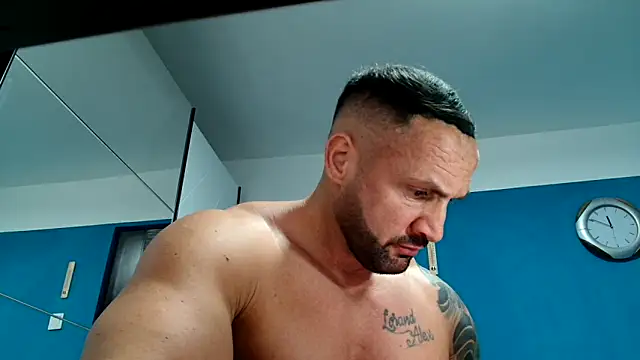 Snapshot of Magnificmuscles89 chatting on March 17, 9:46 pm Magnificmuscles89 online show from March 17, 9:46 pm