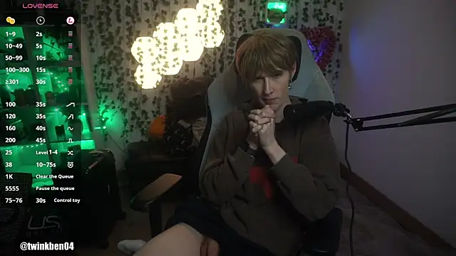 Snapshot of twinkben chatting on October 8, 8:02 pm twinkben online show from October 8, 8:02 pm