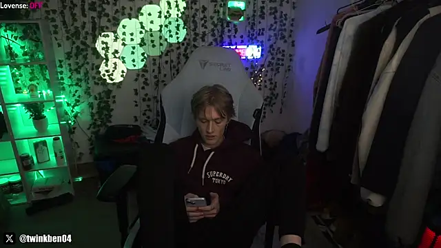Snapshot of twinkben chatting on March 1, 8:53 pm twinkben online show from March 1, 8:53 pm