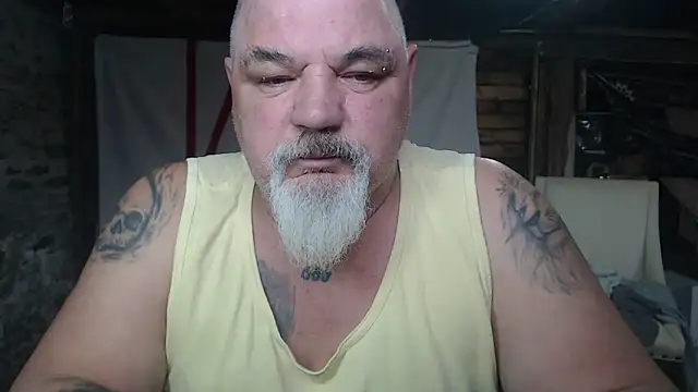 Newfiesausage1972 online show from March 5, 7:21 pm