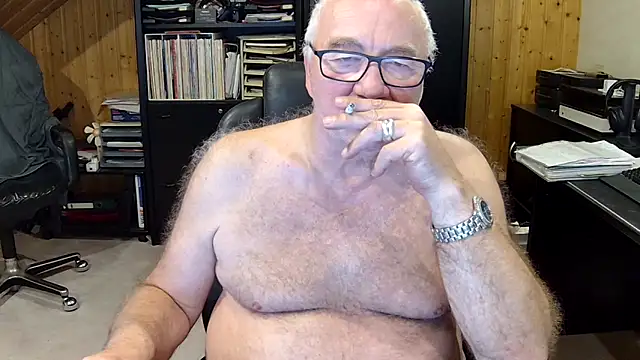 Snapshot of biggandybig chatting on January 3, 11:33 pm biggandybig online show from January 3, 11:33 pm