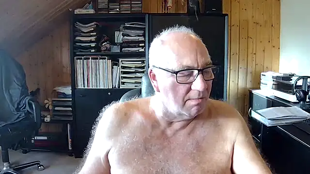 Snapshot of biggandybig chatting on January 2, 9:22 am biggandybig online show from January 2, 9:22 am