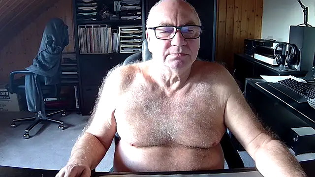 Snapshot of biggandybig chatting on December 19, 10:45 am biggandybig online show from December 19, 10:45 am