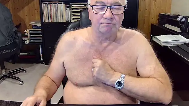 Snapshot of biggandybig chatting on January 2, 11:49 pm biggandybig online show from January 2, 11:49 pm