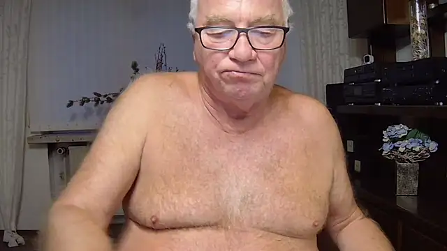 Snapshot of biggandybig chatting on October 3, 5:18 pm biggandybig online show from October 3, 5:18 pm
