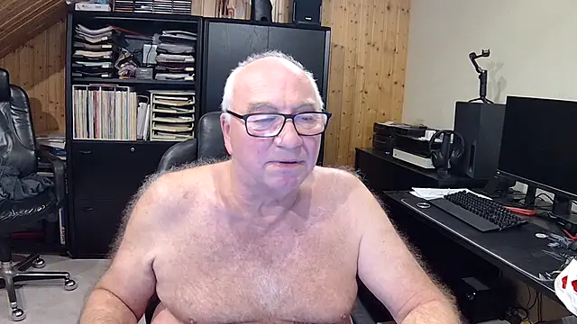 Snapshot of biggandybig chatting on December 25, 8:07 am biggandybig online show from December 25, 8:07 am