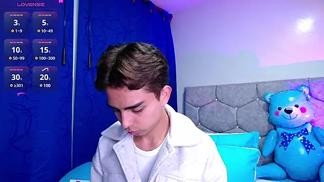 Snapshot of OwenBluee chatting on February 2, 4:37 am OwenBluee online show from February 2, 4:37 am