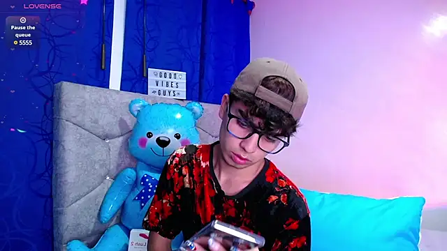 Snapshot of OwenBluee chatting on December 29, 4:48 am OwenBluee online show from December 29, 4:48 am
