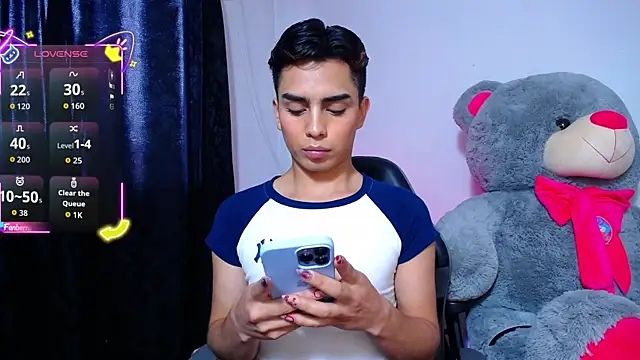 OwenBluee online show from April 15, 4:29 pm