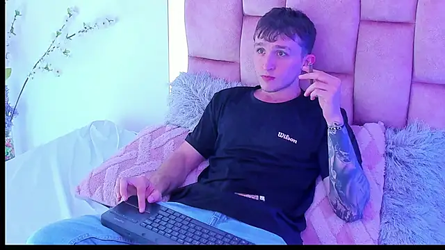 Dylanwhite23  online show from February 10, 11:45 pm