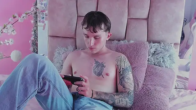 Dylanwhite23  online show from November 9, 8:13 pm