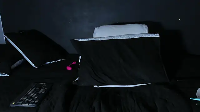 Dylanwhite23  online show from December 5, 1:35 am