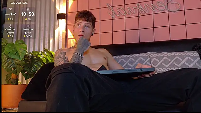 Snapshot of french_sexx chatting on October 12, 1:10 am french sexx online show from October 12, 1:10 am