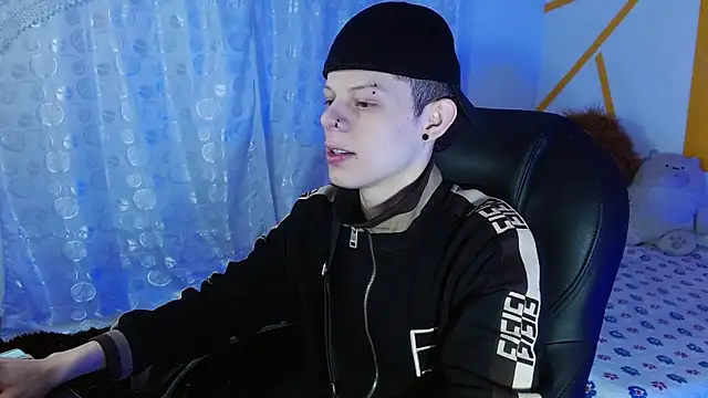 Matthew Boy  online show from December 19, 7:18 am