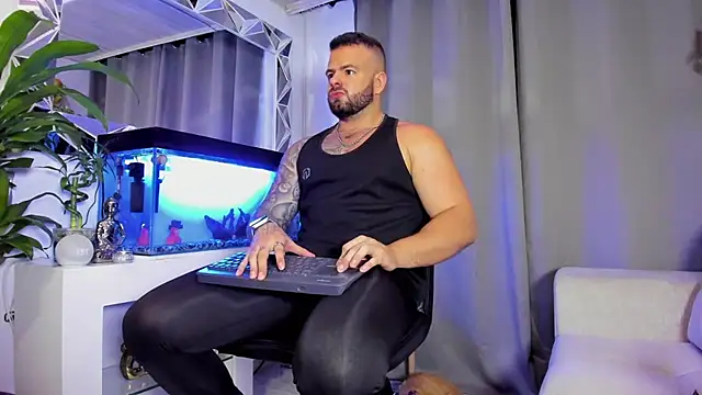 Snapshot of Johnnygrayson1 chatting on January 3, 12:22 am Johnnygrayson1 online show from January 3, 12:22 am