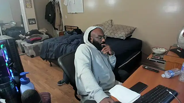 Snapshot of MrChuckDailyXXX chatting on December 21, 5:14 am MrChuckDailyXXX online show from December 21, 5:14 am