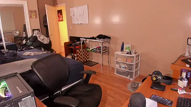 Snapshot of MrChuckDailyXXX chatting on February 16, 10:43 pm MrChuckDailyXXX online show from February 16, 10:43 pm