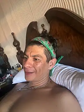 latino1986 online show from October 15, 7:32 pm