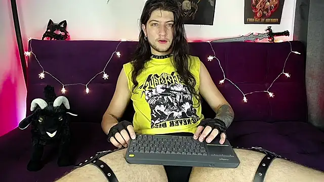 Snapshot of blckwolf_6 chatting on December 10, 3:22 pm blckwolf 6 online show from December 10, 3:22 pm
