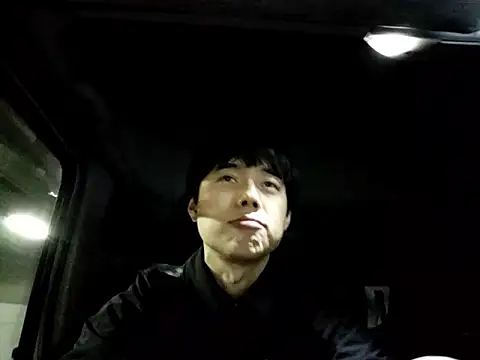 whitebriefboy online show from April 8, 5:11 pm