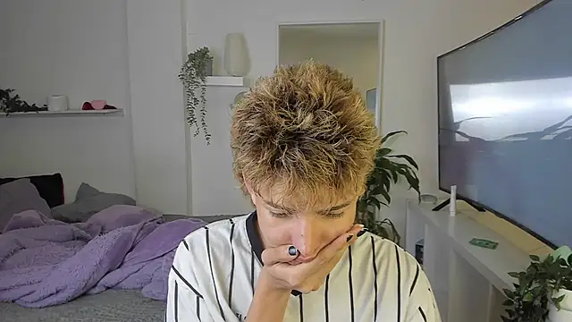 santy-kitty online show from October 28, 1:19 am